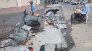 Xót xa cảnh xe trái cây người đàn ông 64 tuổi mưu sinh nuôi vợ bệnh bị hư hỏng nặng sau va chạm