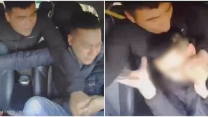 Rùng mình clip tài xế taxi bị khách dùng đũa tấn công khi đang lái xe, người vợ la hét trong vô vọng