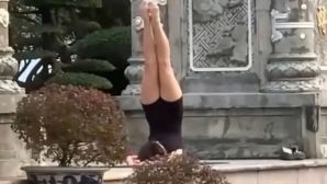 Dậy sóng clip người phụ nữ tập yoga gây phản cảm trước cổng chùa tại Đà Nẵng