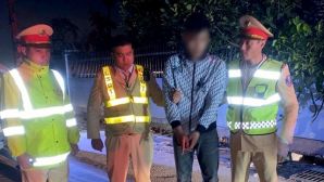 Danh tính lái xe ô tô ‘manh động’ ép xe cảnh sát, vứt túi ni lông để bỏ trốn, hé lộ kết quả test ma túy