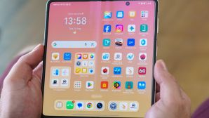 Đây là vua điện thoại màn gập mỏng nhẹ đáng mua nhất đầu năm 2026, trang bị xịn vượt mặt Galaxy Z Fold7