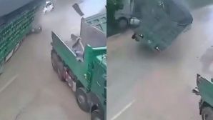 Cận cảnh xe đầu kéo lật nghiêng, ‘nghiền nát’ ô tô con dưới thùng container ở Thanh Hóa