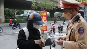 Clip lan truyền khiến tài xế hoang mang: Cục CSGT chính thức nói rõ việc dừng xe kiểm tra giấy khám sức khỏe