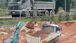 Đất đá rơi vãi, bụi phủ kín quốc lộ Khánh Hòa: CSGT xử lý hàng loạt xe tải, mức phạt 'không nhẹ tay'