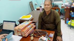 Mặc áo tu sĩ gõ cửa từng nhà bán nhang, chiêu trục lợi từ thiện bị Công an Cà Mau lật tẩy