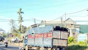 Hiện trường tang thương xe tải tông hai vợ chồng đi xe máy tử vong tại chỗ ở Mang Yang, Gia Lai