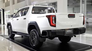 Điểm tin ô tô 10/1: Toyota Hilux 2026 chốt ngày ra mắt, cập nhất giá xe Isuzu tháng 1/2026