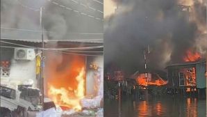 Hiện trường vụ cháy kinh hoàng sau chợ ở TPHCM: Lửa cuồn cuộn thiêu rụi nhiều nhà dân ven kênh