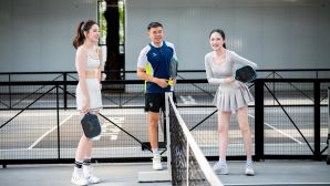 Lý Hoàng Nam hút trăm nghìn lượt xem: Đấu cùng lúc 2 hoa hậu, chơi pickleball bằng tay không thuận
