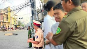 Lâm Đồng: Con trai gào khóc bên thi thể mẹ giữa ngã ba đường, nguồn cơn khiến nhiều người xót xa