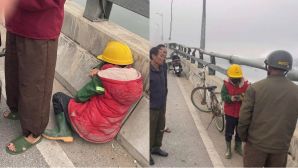 Mẹ già trong bộ đồ công nhân lấm lem ngồi gục bên cầu chờ tin con, câu chuyện phía sau rơi nước mắt