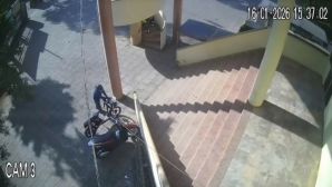 Clip người phụ nữ bị lấy trộm 800 tờ vé số trong tích tắc dù đứng ngay gần, hé lộ bí mật phía sau?