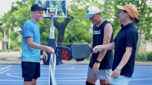 Nhìn vào vợt sau khi đánh hỏng, lý do đằng sau hành động vô thức của người chơi pickleball