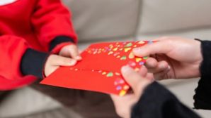 Giữ hay dùng tiền lì xì của con dịp Tết tưởng vô hại, nhiều cha mẹ có nguy cơ đối diện mức phạt nặng 