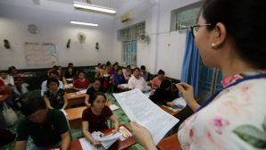 Phụ huynh TPHCM đua nhau đi họp từ giữa trưa để giành chỗ ngồi cho con: Nhà trường lên tiếng