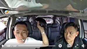 Clip gây phẫn nộ: Người đàn ông dùng mũ bảo hiểm đập phá nát bét màn hình ô tô vì tài xế yêu cầu xuống xe