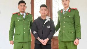 Cái kết 'đắng ngắt' cho gã thanh niên uống rượu say rồi vượt rào gây náo loạn trụ sở công an