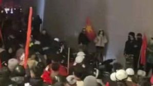 Phẫn nộ cảnh cô gái bị quấy rối khi ‘đi bão’: Cả nhóm hung hãn ‘thượng cẳng chân’ với nạn nhân