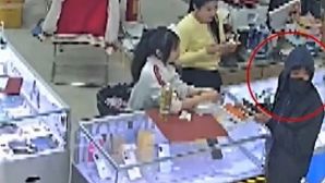 Đã truy ra danh tính nam thanh niên vượt hơn 200km, bịt mặt, giả vờ mua rồi cướp luôn điện thoại iPhone 17 Pro Max