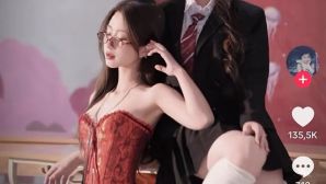 Xôn xao nữ sinh mặc trang phục phản cảm chụp ảnh kỉ yếu trong lớp, nữ sinh giải thích bất ngờ, nhà trường lên tiếng