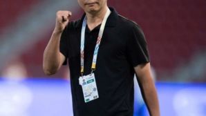 Báo quốc tế đồng loạt ca ngợi HLV Kim Sang Sik vì hành động đẹp với cầu thủ U23 Việt Nam tại sân bay