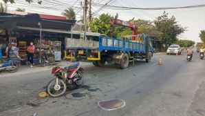 Hiện trường ám ảnh vụ xe tải cẩu va chạm với xe máy khiến người đàn ông tử vong, xe máy hư hỏng nặng