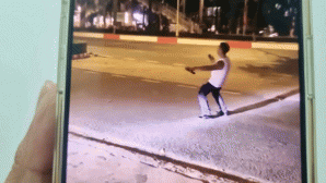 Người đàn ông thản nhiên đứng giữa đường nhảy, hát karaoke làm tắc nghẽn giao thông gây bức xúc