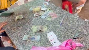 Đồng Nai: Tụ tập đánh bạc giữa quán cà phê, 5 người bị công an ‘tóm gọn’