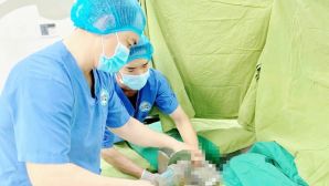 Đang làm việc, người đàn ông bị cuốn cả bàn tay vào máy xay thịt, nhập viện trong tình trạng máy xay trên tay