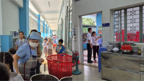 TP.HCM: Nhiều học sinh đau bụng, nôn ói, bữa ăn bán trú có bảo đảm? 