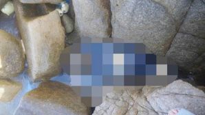 Thi thể nam giới mắc kẹt hốc đá ven biển Khánh Hòa lộ nhiều dấu hiệu bất thường, khẩn cấp tìm người thân