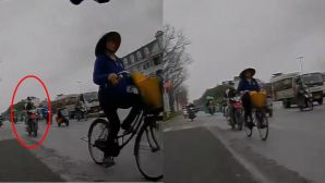 Camera ghi lại cảnh thanh niên cắm mặt vào điện thoại, tông người phụ nữ đi xe đạp ngã văng ra đường
