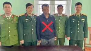 Cú 'lộ mặt' sau 30 năm trốn truy nã: 1 đối tượng bị công an phường bắt giữ, bàn giao Bộ Quốc phòng