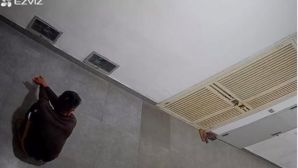 Xôn xao hình ảnh người đàn ông cởi quần đi vệ sinh ngay trước cửa nhà hàng xóm tại chung cư ở Hà Nội, nghi do mâu thuẫn