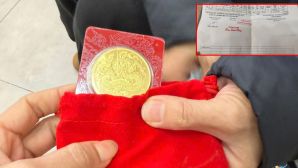 Nhặt túi vải nhỏ trên phố Hà Nội, người phụ nữ sững sờ phát hiện 10 chỉ vàng và cách xử lý không ngờ 