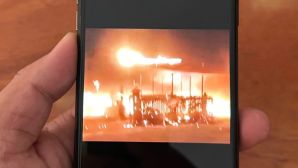 Nghẹt thở giải cứu 3 người kẹt trong cơ sở mai táng bốc cháy ngùn ngụt ở TP.HCM