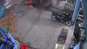 Phẫn nộ clip cứu người bị mắc kẹt dưới gầm xe taxi công nghệ, người đàn ông bị tài xế hành hung ở TPHCM