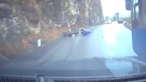 Camera hành trình ghi lại cảnh 2 người đi xe máy bị ô tô cán qua dẫn đến tử vong ở Phú Thọ