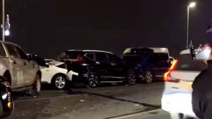 Hiện trường 5 ô tô đâm liên hoàn trên cầu Nhật Tân, loạt phương tiện bị hư hỏng nặng