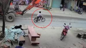 Camera ghi lại cảnh bé trai đi xe đạp bị máy xúc tông, cuốn vào gầm, nguyên nhân xuất phát từ lỗi sai nghiêm trọng