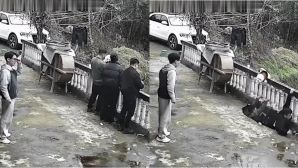 Thực hư đoạn clip nhóm du khách bị sụt hố khi đứng gần lan can trong chuyến du lịch ở Việt Nam