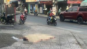 Người dân tá hỏa phát hiện tài xế giao hàng tử vong bên đường ở TP.HCM, nhân chứng tiết lộ hiện trường