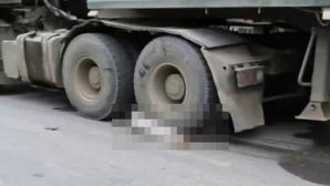 Tai nạn giao thông nghiêm trọng giữa xe máy và xe đầu kéo, 2 mẹ con thương vong ở Lào Cai