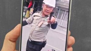 Nóng: Clip hai người mặc đồng phục bảo vệ chặn ô tô, thách thức tài xế ở TPHCM