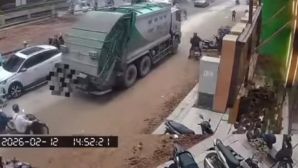 Camera ghi lại va chạm giữa xe rác và 1 học sinh trên đường Nguyễn Tuân, nam sinh kêu cứu thất thanh 