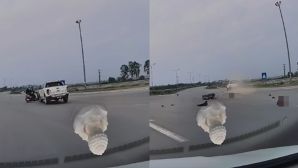 Hưng Yên: Xe máy vỡ nát sau khi tông thẳng vào ô tô, camera ghi lại tình huống gây tranh cãi, ai là người có lỗi?