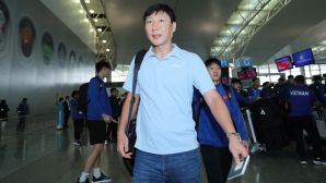 HLV Kim Sang-sik trở về Hàn Quốc, thuyền trưởng ĐT Việt Nam tặng vợ món quà 'đặc biệt'