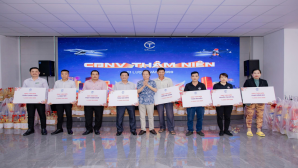 Nhiều tạp vụ, bảo vệ bật khóc khi nhận thưởng Tết là một lượng vàng 9999