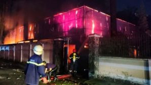 Hiện trường vụ cháy nhà kho tối mùng 2 Tết ở TP.HCM, khói đen cuồn cuộn bao trùm khu dân cư