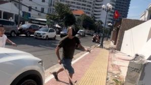 Chủ quán cơm niêu cầm xẻng đuổi đánh khách nước ngoài: Chủ quan cùng 2 người liên quan bị triệu tập